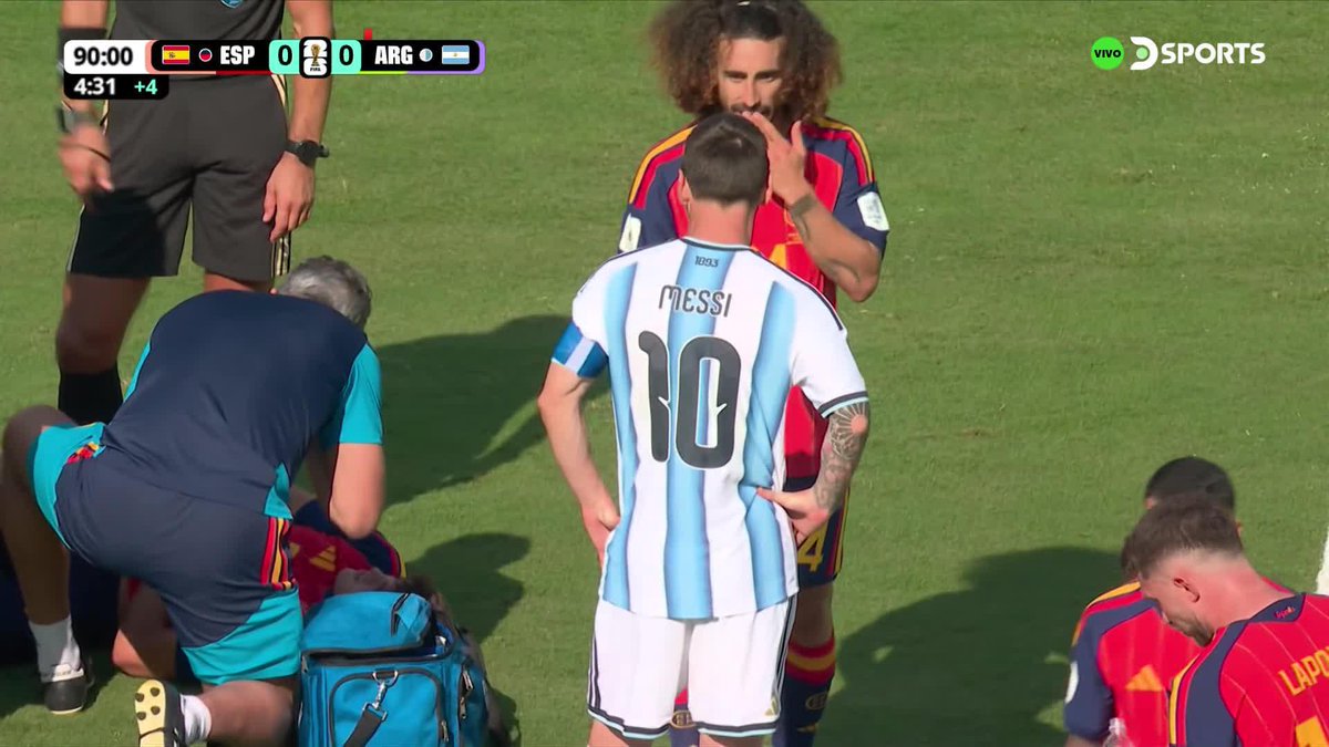 🚨🇦🇷🇪🇸🇸🇮 | HIJO DE PUTA: El árbitro Slavko Vinčić no expulsó a Cucurella a pesar de que se llevó la mano a la boca para insultar a Messi. El VAR tampoco llamó al árbitro a pesar del pedido del capitán argentino.