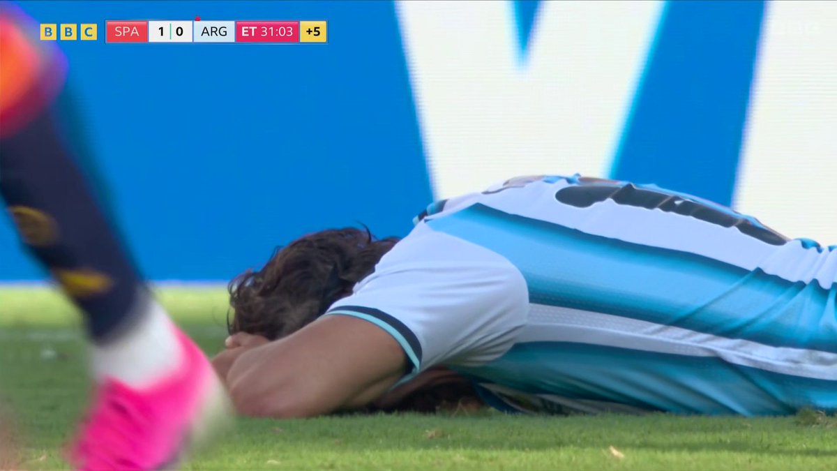 It's a late, late chance missed for Argentina! 😱 The ball drops to Giuliano Simeone in the middle of the box but he's leaning back and he sends the ball sailing over the bar.