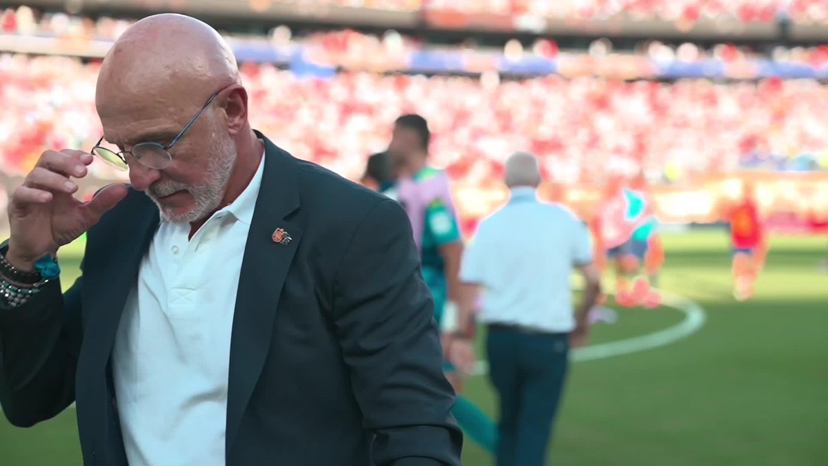 EL ABRAZO DE DOS BUENOS AMIGOS Lionel Scaloni saludó a Luis De La Fuente tras la consagración de España. #MundialEnDSPORTS #FIFAWorldCup