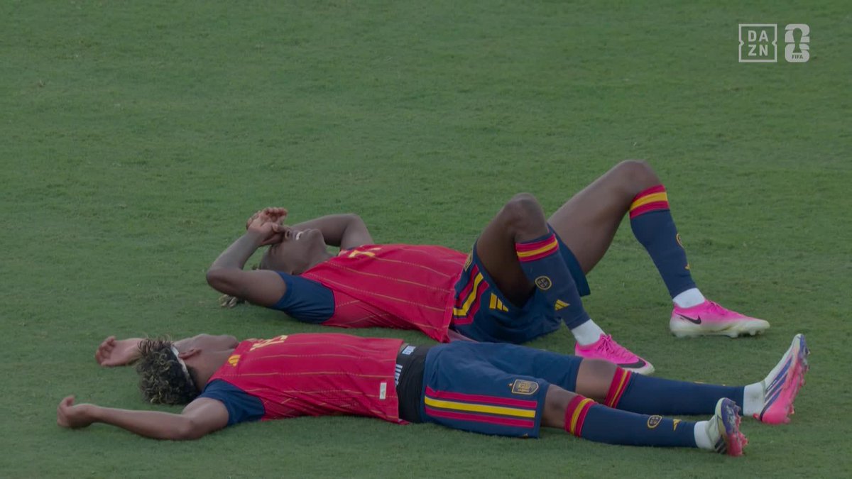 ¡QUÉ IMÁGENES! LAMINE Y NICO EN EL SUELO. FERRAN RECIBIENDO LOS ABRAZOS COMO EL HÉROE. MESSI SIN PODER CREÉRSELO. TREMENDO #DAZNMundial