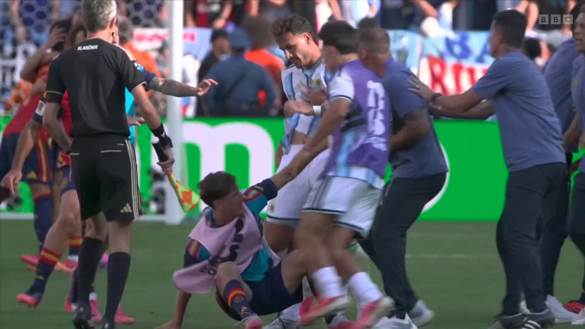 It got a bit heated after full time between players from Argentina and Spain 😠