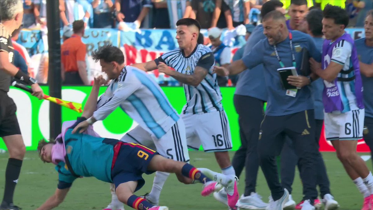 SE ENOJÓ LEANDRO: Paredes golpeó a Éric García y a Gavi mientras festejaban muy cerca de él. ⚽ #ESPNMundial 📺 Mirá los mejores partidos de la #FIFAWorldCup por ESPN, en el Plan Premium de #DisneyPlus