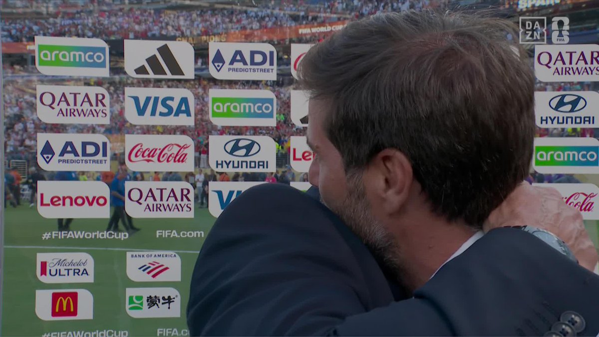 ¡EMOCIÓN PURA Y DURA! EL ESPECTACULAR ABRAZO ENTRE LUIS DE LA FUENTE Y @PABLOPINTODAZN ❤️ #DAZNMundial