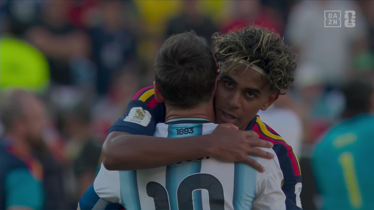 ¡ES LA IMAGEN QUE VA A MARCAR LA HISTORIA DEL FÚTBOL MUNDIAL! LAMINE ABRAZA A MESSI. DE BAÑARLE EN LA BAÑERA CUANDO ERA UN BEBÉ A DARLE EL TESTIGO TRAS UN LEGADO IRREPETIBLE. DAREMOS LAS GRACIAS POR HABER VIVIDO ESTO ❤️ #DAZNMundial