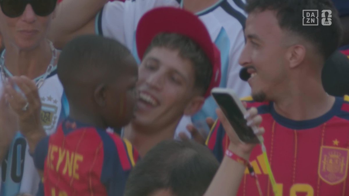 LAS LÁGRIMAS DE KEYNE TRAS VER A SU HERMANITO GANAR EL MUNDIAL HOY TODOS SOMOS ESE NIÑO QUE NO PUEDE EVITAR LLORAR. QUE SE EMOCIONA COMO LA PRIMERA VEZ. HOY TODOS SOMOS KEYNE #DAZNMundial