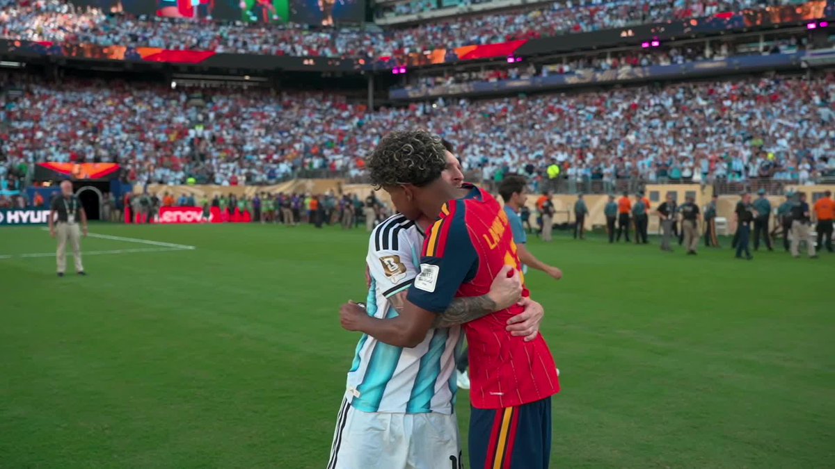 英雄は何を想う 🇦🇷メッシが🇪🇸ヤマルと健闘を讃えあう 時代を創った者と時代を創る者の抱擁 🏆#FIFAワールドカップ 決勝 🆚スペイン×アルゼンチン 📱#DAZN で無料ライブ配信(登録不要) #本気で楽しむならDAZN