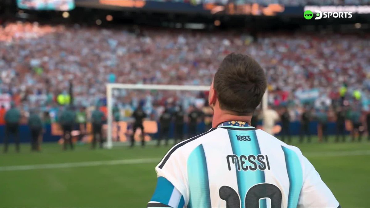 Lionel Andrés Messi mirando al público, que canta "soy argentino, es un sentimiento, no puedo parar". Conmovedor momento en el MetLife. #MundialEnDSPORTS #FIFAWorldCup
