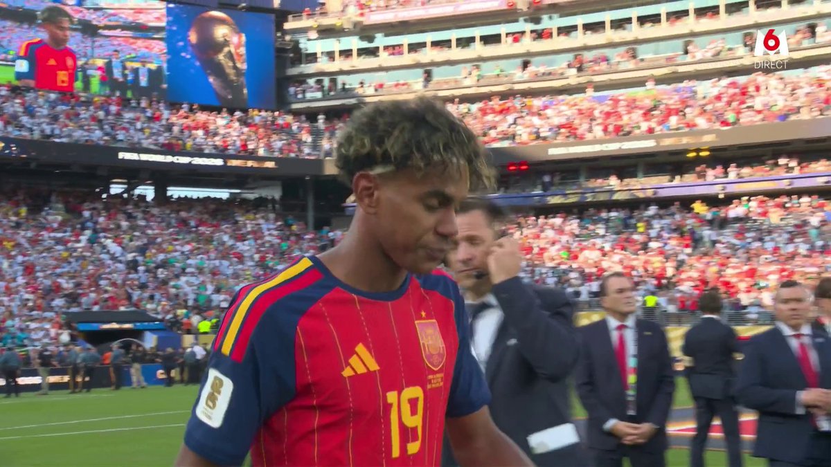 Lamine Yamal reçoit sa médaille de champion du monde. À seulement 19 ans, le prodige espagnol savoure un sacre historique avec la Roja. 🏅🇪🇸 Suivez la Coupe du Monde de la FIFA™ 2026 en direct sur M6 et M6+