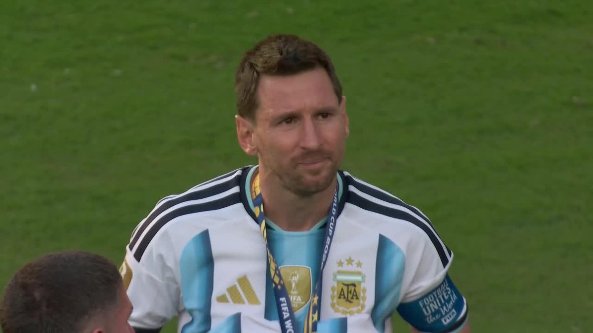 Por no traicionar a tus amigos no pudiste volver a ser campeón del mundo y me parece perfecto que no los hayas cagado. Ahora, tu DT si los traicionó. Vos no dejaste morir a De Paul, Scaloni si a Lautaro y Acuña.