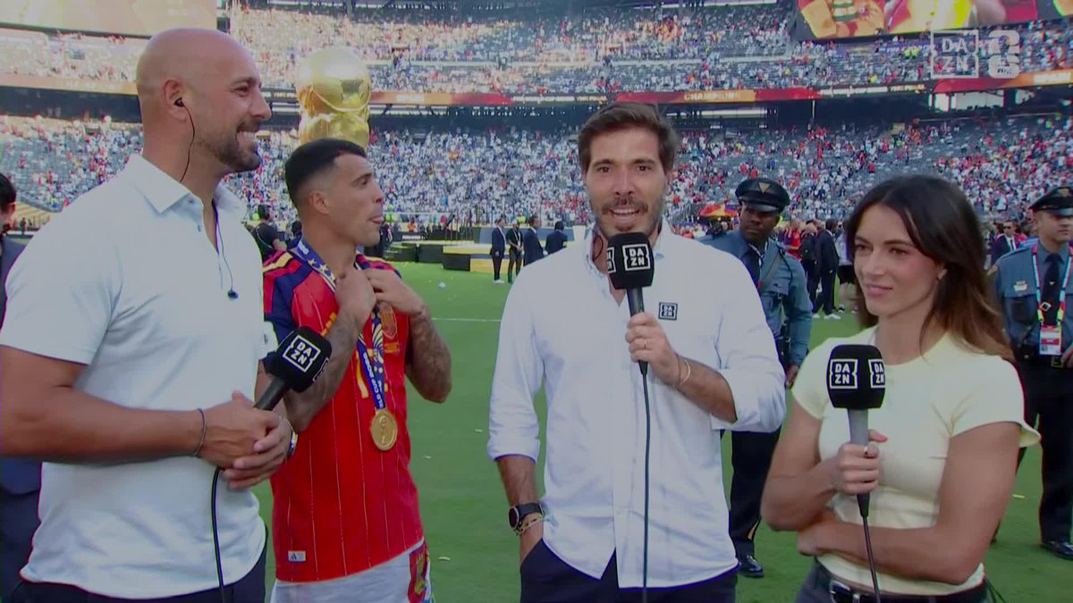 🗣️ Pedro Porro preguntando por CÓMO ESTÁ ESPAÑA nada más empezar la entrevista Pues cómo va a estar Pedro, ENTREGADA A VOSOTROS #DAZNMundial