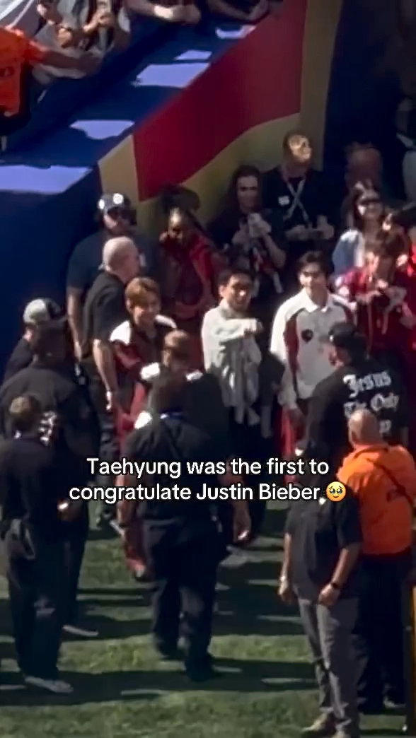 The crossover we didn’t know we needed! 🤩 Justin Bieber and BTS’s V (Taehyung) shared a warm backstage moment after the World Cup halftime show, with Taehyung immediately congratulating the Canadian superstar as he came offstage. BTS performed “Dynamite,” while Justin sang “Everything Hallelujah” 🎤 ⚽️ 📽️: stubhub #justinbieber #worldcup #bts