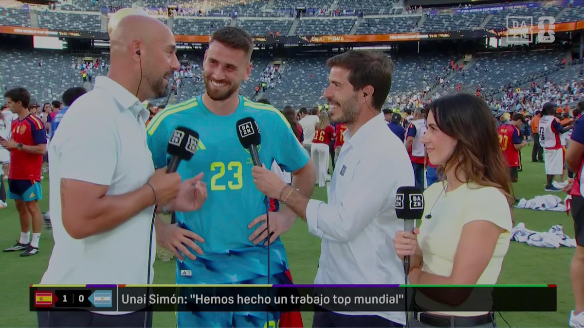 PEPE REINA Y UNAI SIMÓN. DOS PORTERAZOS. DOS LEYENDAS DE ESTA SELECCIÓN ABRAZADAS EN DAZN ¡QUÉ MOMENTAZO HEMOS VIVIDO! #DAZNMundial