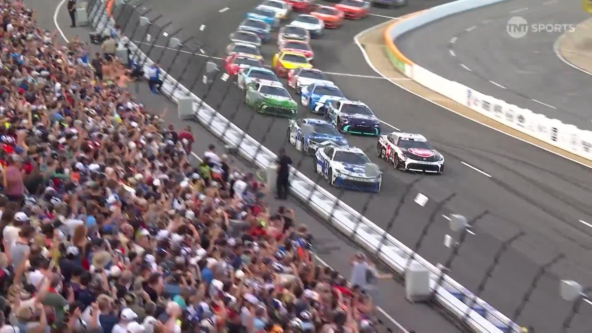 The green flag is OUT at North Wilkesboro Speedway 🏎️‼️