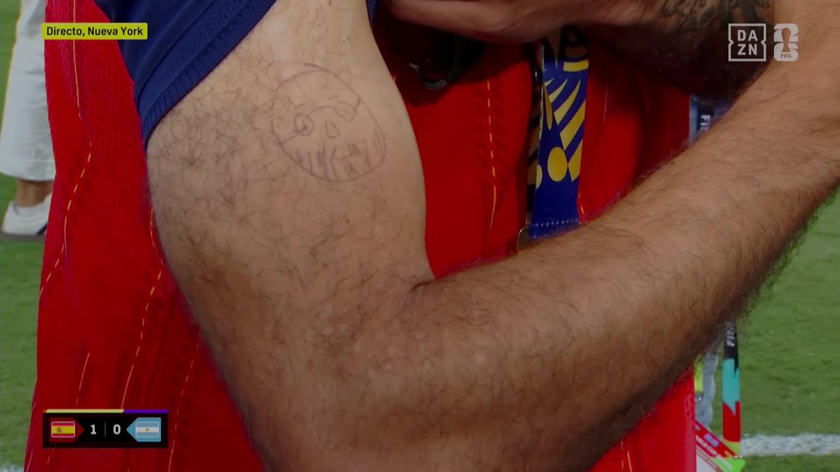 😂 EL PANDA Borja Iglesias ACABA CON LA CARA DE LUIS DE LA FUENTE TATUADA EN DIRECTO POR Pablo Pinto 😂 Esto ya está fuera de control completamente #DAZNMundial