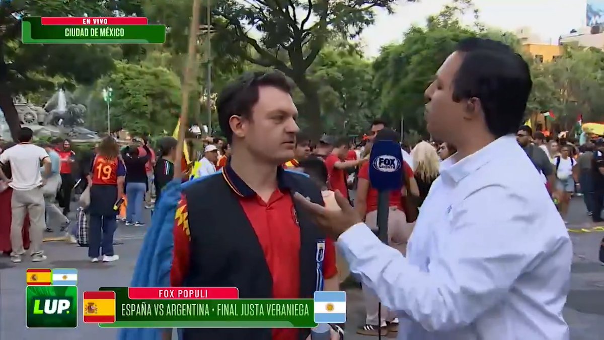 "GANÓ ESPAÑA, GANÓ EL FUTBOL" 😎 🇪🇸 Andrés Islas 🎙️ desde La Cibeles, donde la afición se reunió a festejar el título de España en #LaCopaxFSMX 🏆 "GANÓ ESPAÑA, GANÓ EL REY, QUE VIVA EL FUTBOL" 👌 #LUP