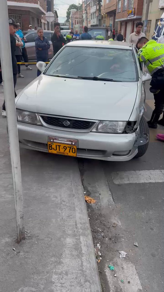 #BOGOTÁ. Sobre las 17:20h, de hoy 19JUL se presentó siniestro vial en la localidad de Engativá, calle 75 con carrera 69. Involucra un automóvil particular y una motocicleta dejando dos personas lesionadas (ocupantes moto) que fueron trasladados a centro hospitalario. Se desconocen mas detalles.