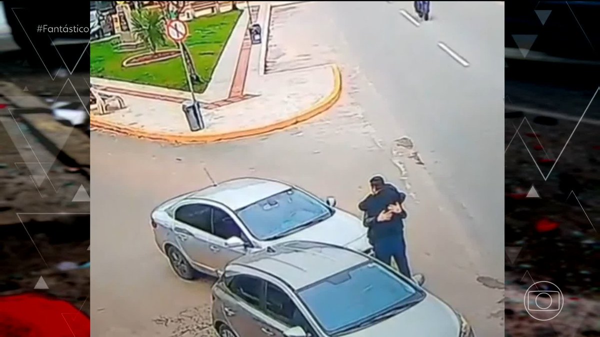 O #Fantástico reuniu os dois motoristas que se abraçaram após baterem o carro em Santa Catarina. O vídeo comoveu a internet. "Eu estava vindo de uma tristeza bem grande", disse um dos condutores.