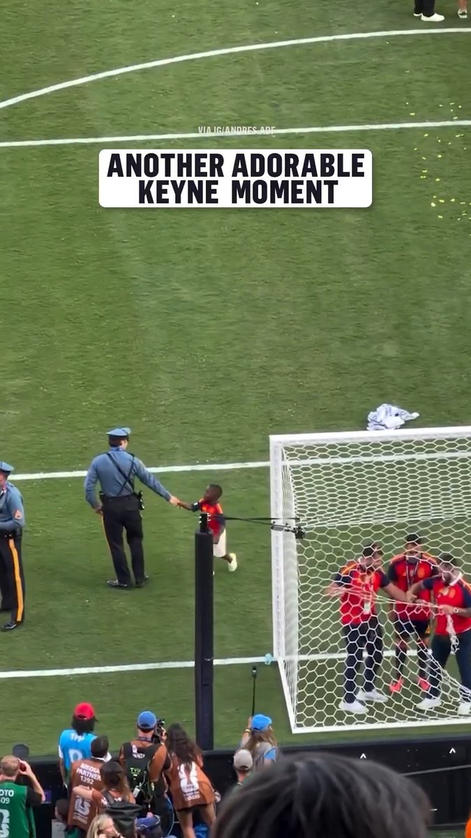 This interaction between the police officer and Lamine Yamal's little brother Keyne 😂 (via IG/andres.adf)