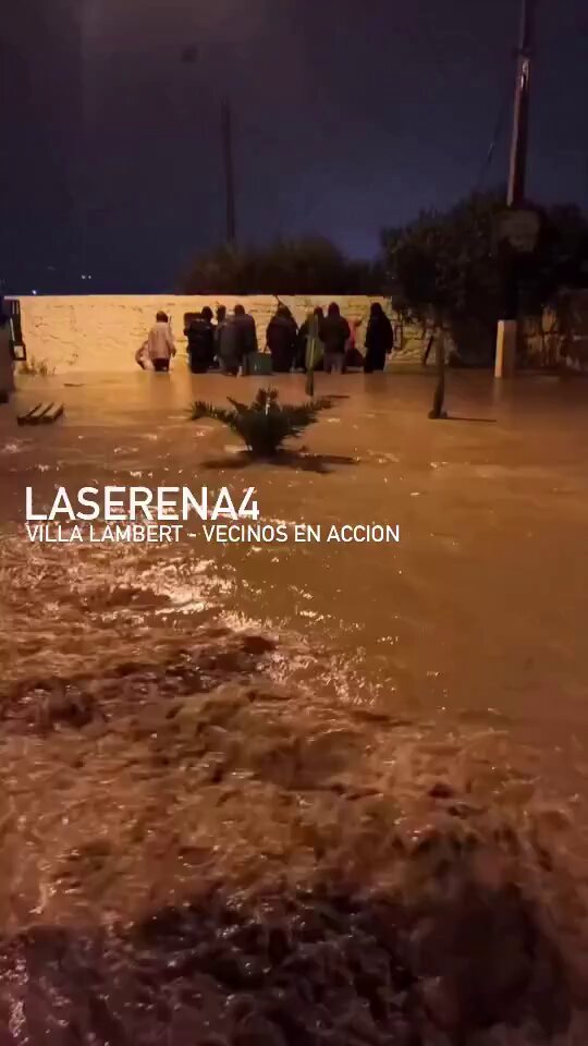 AHORA | La Serena, Villa Lambert, Las Compañías. Vecinos se organizan para romper pared y evacuar agua de lluvia via Neomarinero