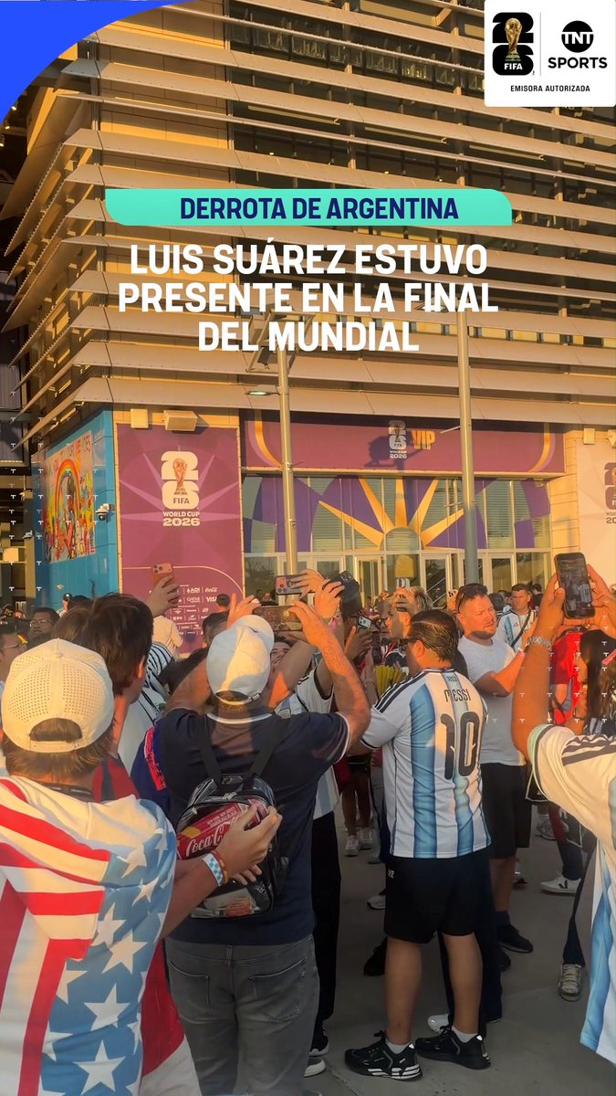 ASÍ SE IBA LUIS SUÁREZ 🇺🇾 El delantero uruguayo estuvo presente en la final de la Copa del Mundo y observó a su amigo LIONEL MESSI en la derrota de Argentina ante España. 📹: SARITA #TNTSportsMundial
