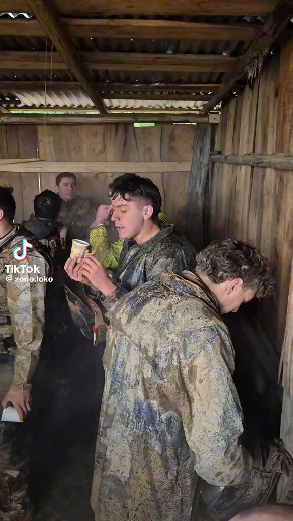 Bomberos, Carabineros, militares en un merecido descanso para reponer fuerzas 💪 y seguir adelante rescatando a los damnificados de este brutal temporal. Al servicio de Chile #VamosChilenos #NuncaTeRindasChile 🇨🇱