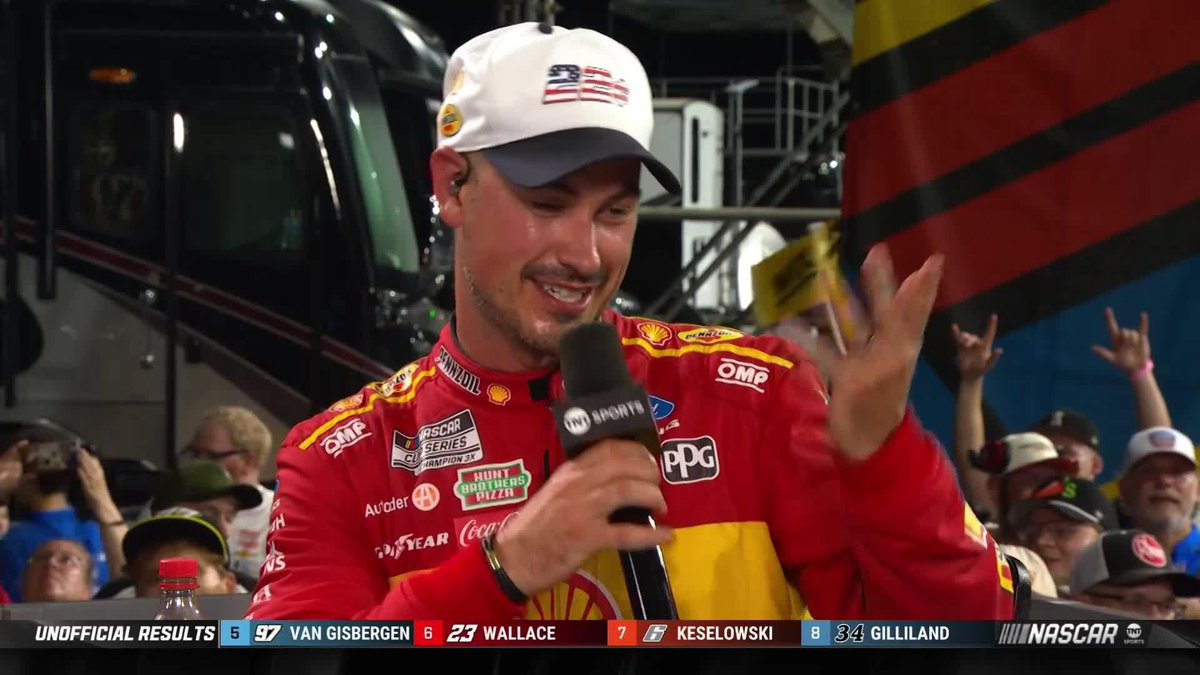 Joey Logano had a 6️⃣-7️⃣ car lead finishing out at North Wilkesboro 🤷🤣