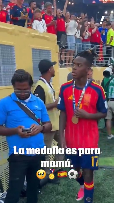 La medalla es de mamá.🥹🏅 Nico Williams le entregó a su mamá su medalla de Campeón del Mundo.🥹🏅🇪🇸⚽️ (Vía Yahoo Sports)