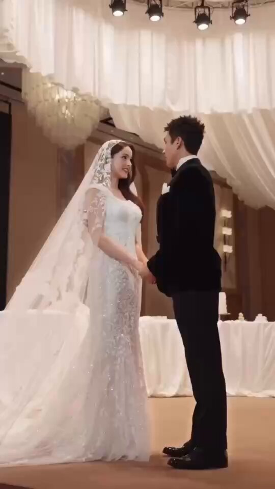 คู่รักแห่งปี! เสิร์ฟภาพโมเมนต์แห่งปี ‘ญาญ่า-ณเดชน์’ ฉลองมงคลสมรส ณ โรงแรมดุสิตธานี เมื่อค่ำวันเสาร์ที่ 18 กรกฎาคมที่ผ่านมา ที่นอกจากจะมีการเชิญแฟนคลับจำนวน 210 คน แถลงข่าวงานฉลองมงคลสมรสแเล้ว ยังมีเหล่าเพื่อนพ้องในวงการบันเทิงกว่า 600 คน ที่เป็นคนพิเศษของทั้งสอง ที่พร้อมใจมาร่วมแสดงความยินดีกันอย่างคับคั่ง พร้อมส่งมอบคำอวยพรและแชร์ช่วงเวลาดี ๆ ร่วมกัน ปิดท้ายค่ำคืนสุดพิเศษด้วยความประทับใจ💚 #NYเขยนอร์เวย์สะใภ้ขอนแก่น #MintNews