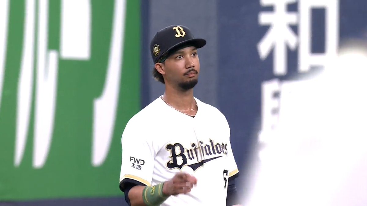 三塁守備出るか引くか👇 よく見て学ぼうプロ級2つの守備⚾ #宗佑磨 のグラブ＆体さばき✨ グラブに入れてからの送球も一流👆 高校球児が目指したい宗の守備力👏 #Bs2026 #ベースボールLIVE で配信中[初月無料]