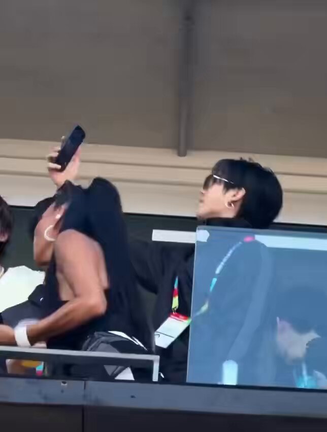 I really love seeing Jungkook like this, so happy and just enjoying the moment.