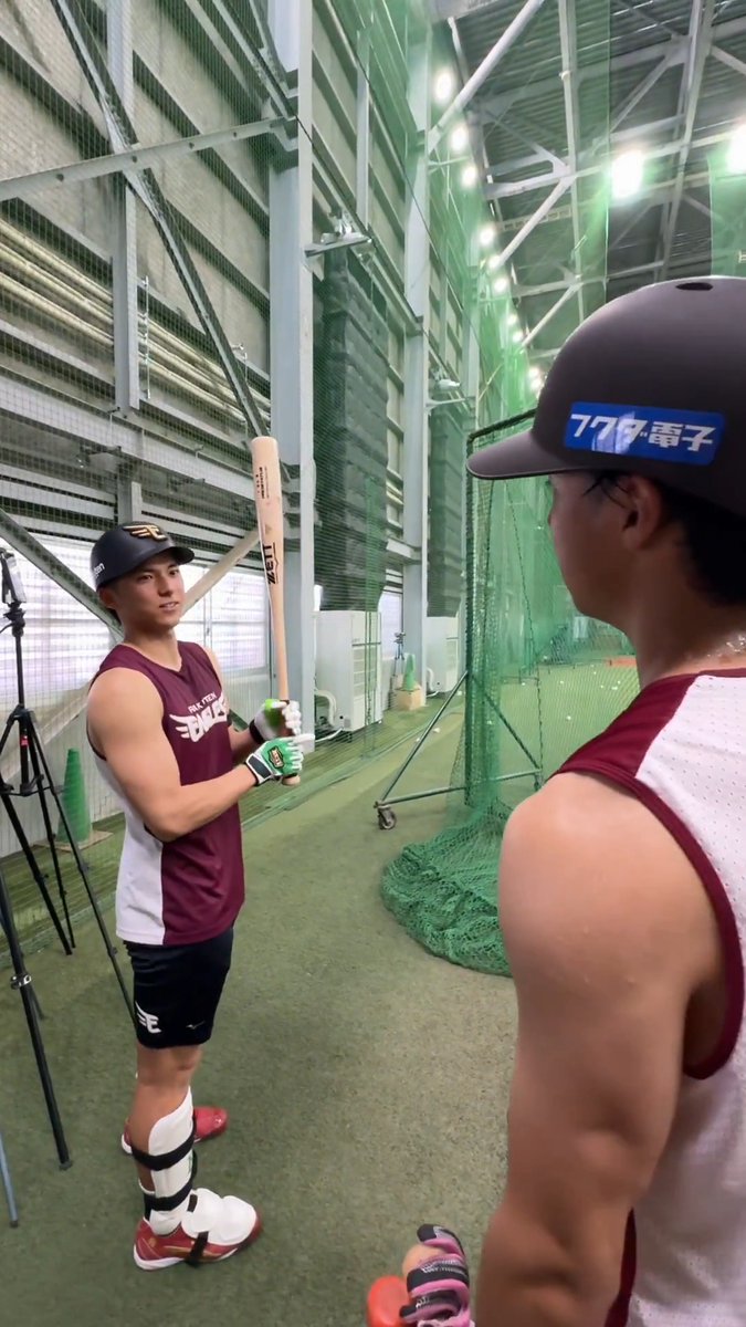 過去にタイムスリップした #宗山塁 選手🧐🕰️⌛️ フェイスガードなしのヘルメットでバッティング練習にのぞむその姿に、#武藤敦貴 選手は思わず…😟 ｢いつの時代？｣ #時代の最先端をいく男たち #RakutenEagles #強鷲革新