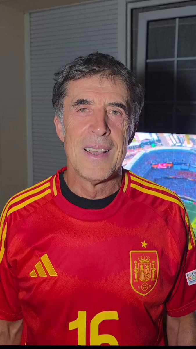 Todo un país entero está celebrando con vosotros la segunda estrella y no podíamos estar más orgullosos de #laroja por cómo habéis jugado Gracias por hacernos sentir orgullosos de ser españoles. 🇪🇸 Movistar España Telefónica