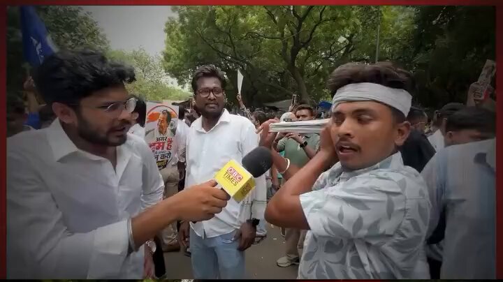 जंतर-मंतर पर छात्रों का ऐलान कफ़न बाँधकर मैदान में उतरे हैं। "अब या तो शिक्षा मंत्री का इस्तीफ़ा लेकर लौटेंगे, या फिर हमारी मिट्टी ही घर जाएगी।"