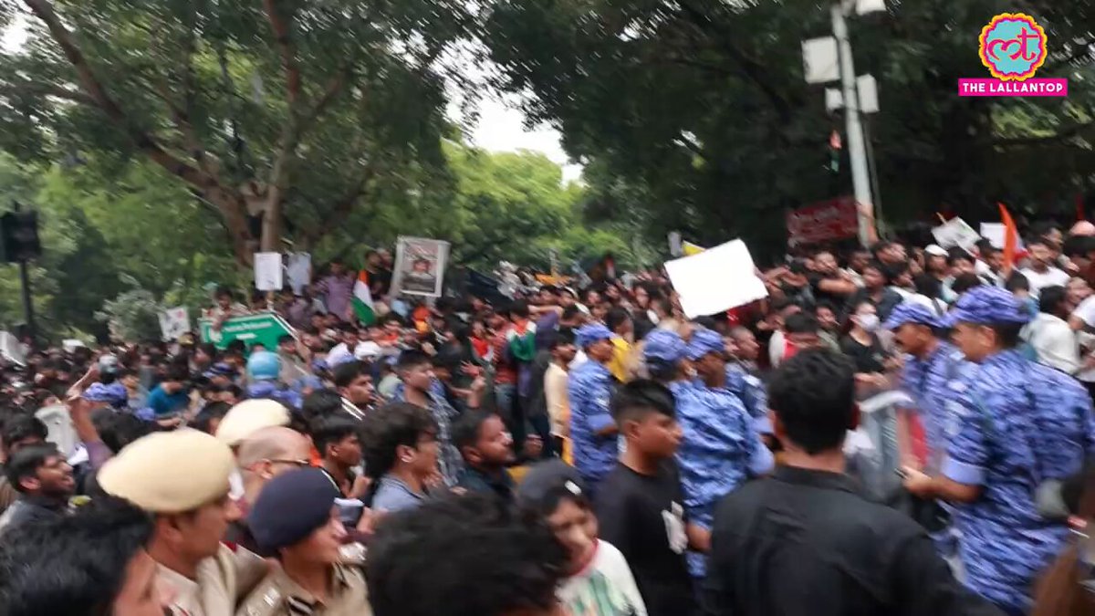 जंतर मंतर पर संसद मार्च से पहले पुलिस एक्शन, दिल्ली पुलिस ने प्रदर्शनकारियों को खदेड़ा. प्रदर्शन वाली जगह पर मची अफरा तफरी. प्रदर्शनकारियों का आरोप, पुलिस ने डंडे मारे. देखिए जंतर मंतर से रजत और दानिश की ग्राउंड रिपोर्ट. CJP Protest | Jantar Mantar Rajat Pandey Danish Ansaar Khan
