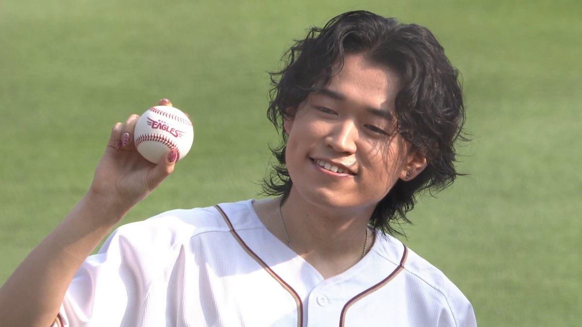 今日のセレモニアルピッチは シンガーソングライターのTani Yuukiさん⚾ 投球はノーバウンドで、キャッチャー #武藤敦貴 選手のミットへ✨ 力強いナイスピッチングでした🙌 試合後のライブパフォーマンスもお楽しみに🎤🎆 #TaniYuuki #RakutenEagles #強鷲革新