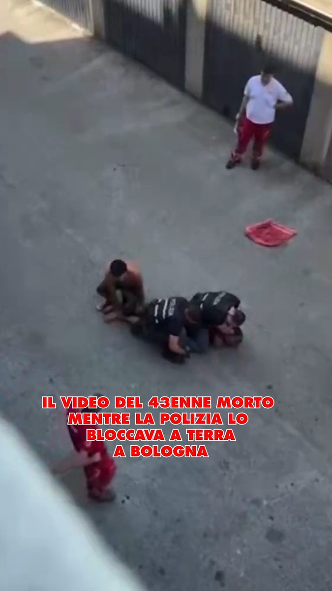 📍 Le immagini dell'arresto di Abderrahim Fakir, 43enne di origine marocchina, regolare in Italia e titolare di un'impresa di facchinaggio, morto ieri in via Svevo (al Pilastro di Bologna) mentre gli agenti di polizia lo immobilizzavano. Nel video si sente l'uomo urlare "Aiuto, basta", mentre le forze dell'ordine procedono ad ammanettarlo. Si vede, inoltre un terzo uomo, un civile, che aiuta gli agenti tenendogli le caviglie e due soccorritori del 118. Dopo qualche minuto, l'uomo smette di dimenarsi, sembra perdere i sensi. Si scoprirà solo dopo che è morto