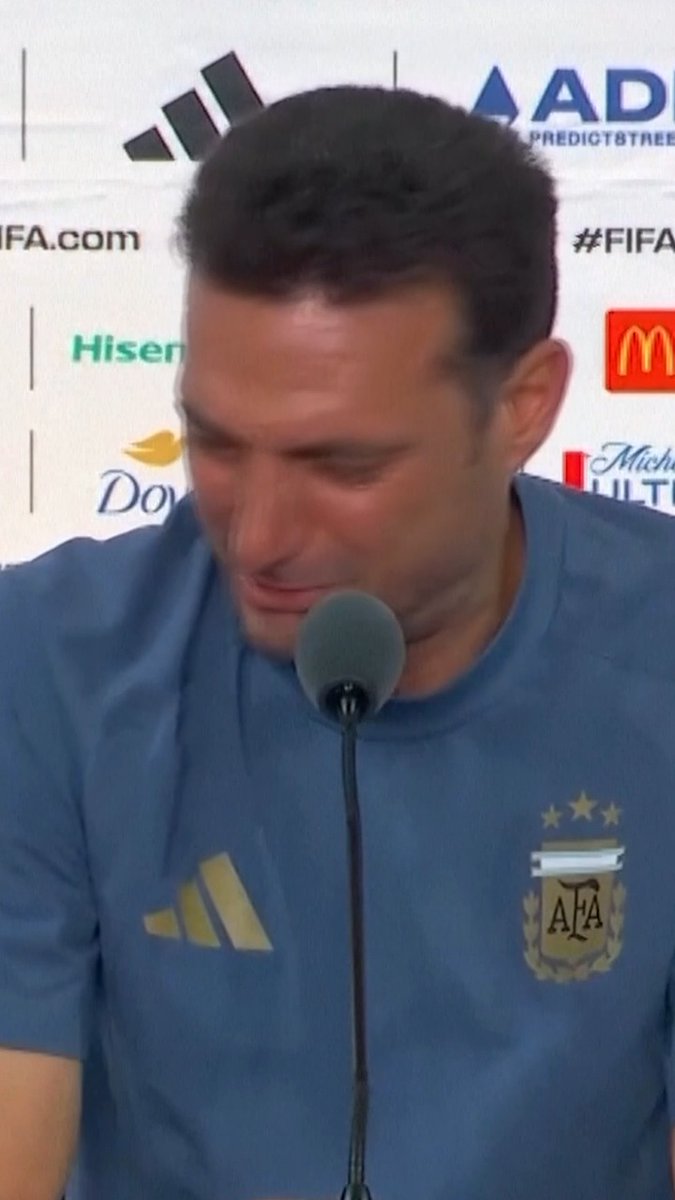 Argentina manager Lionel Scaloni couldn't finish his World Cup final press conference after breaking down in tears 😢