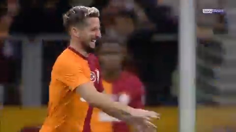 Mertens'i 35 yaşında, bonservissiz ve imza ücretiyle birlikte 4 milyon var gibi bir yıllık ücrete aldık. Galatasaray forması giydiği 3 sezonda ligin içinden geçip, 10 numara çıtasını belirledi. O çıtayı yeniden yakalamalı ve kaliteden ödün vermemeliyiz.