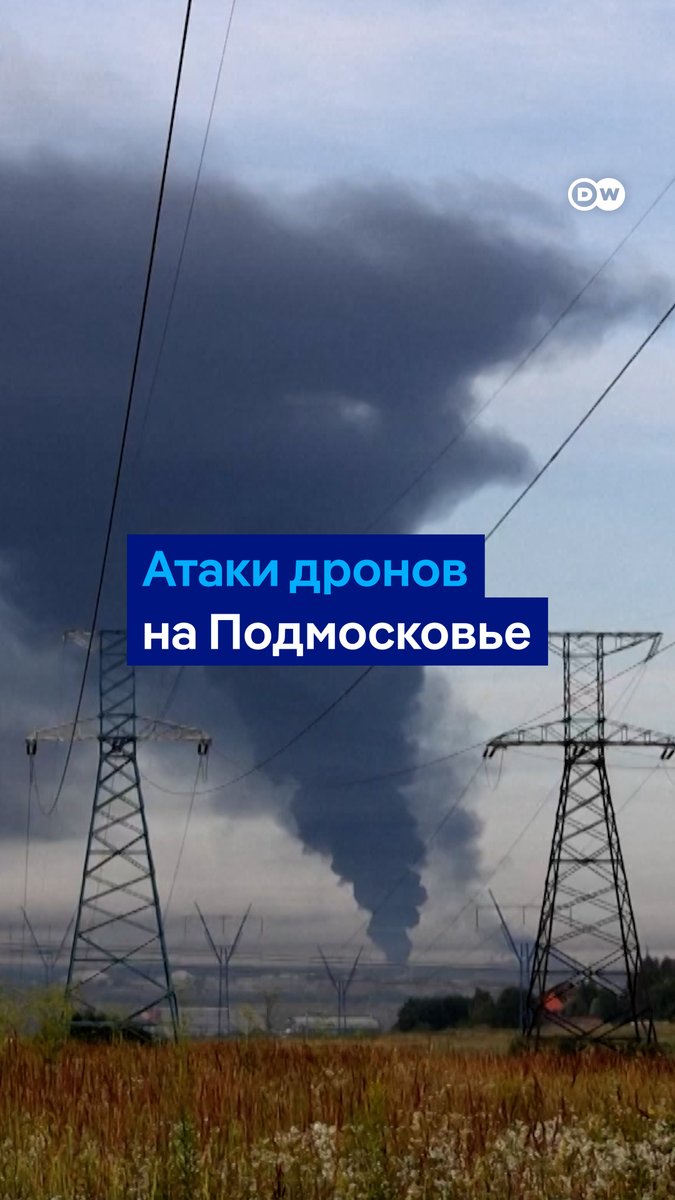 Кадры последствий новой атаки украинских дронов на логистические объекты и нефтебазу в Подмосковье. В результате ударов в Московской области возникли несколько крупных пожаров. Под удар, в частности, снова попали склады Wildberries