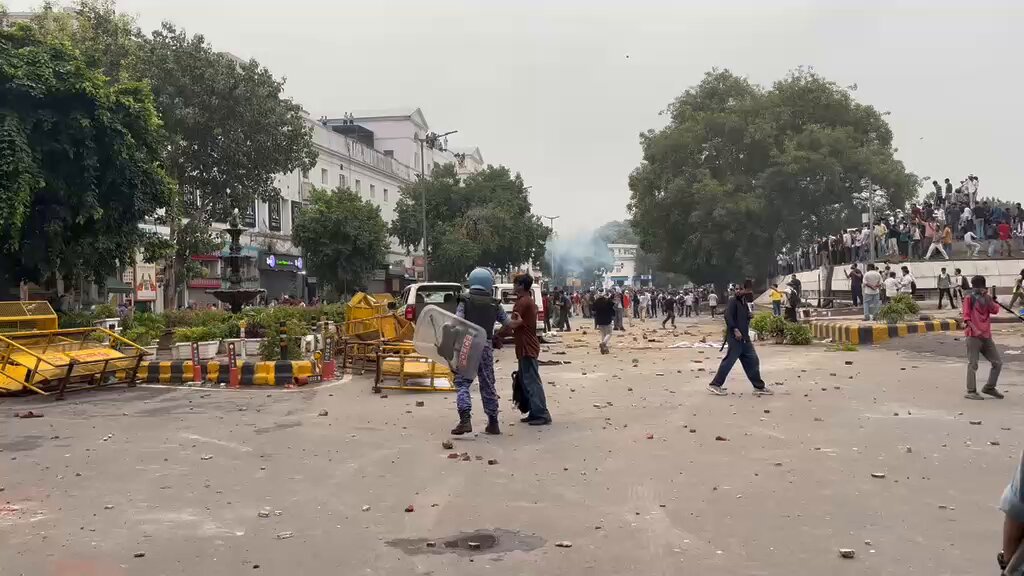 सीपी में रीगल सिनेमा के पास कुछ देर पहले का हाल - आंसू गैस के गोले, तोड़ फोड़ और 'डेमोक्रेसी प्वाइंट' #संसद_मार्च