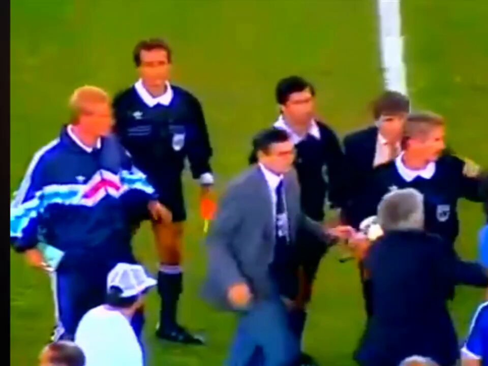 36 anos atrás. "Ganhar uma copa é muito fácil, perder com dignidade é muito difícil" Não aprenderam nada.