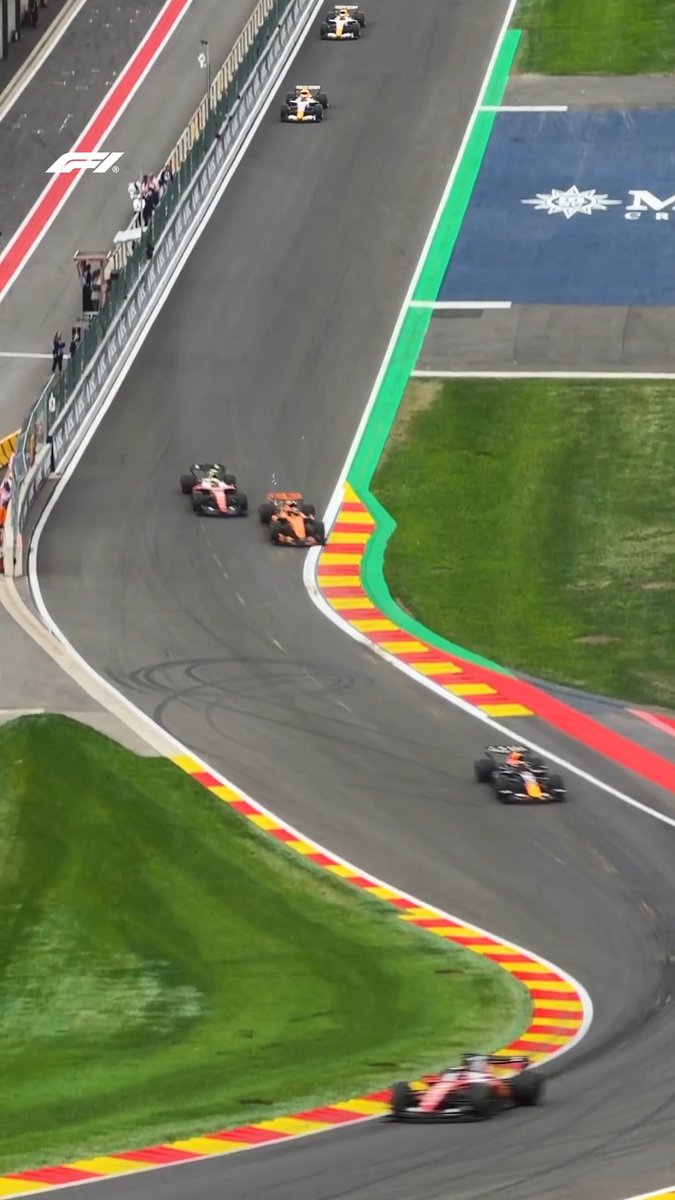 Down the inside at Eau Rouge! 👀 We can't get enough of Oscar Piastri's move on Lewis Hamilton at Spa 😮💨 #F1 #BelgianGP