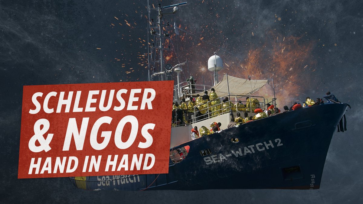 Was Kritiker den NGOs im Mittelmeer seit Jahren vorwerfen, ist nun auf Aufnahmen von Frontex zu sehen, die von Le Figaro ausgewertet wurden. Zu sehen ist, wie mutmaßliche Schleuser Migranten direkt an ein Beiboot der Sea-Watch 5 übergeben. Vermummte Männer in paramilitärischer Kleidung geben Handzeichen. Die Übergabe erfolgt auf offener See. Anschließend fahren die Schleuser unbehelligt davon. Laut Le Figaro ermittelt die italienische Justiz wegen des Verdachts der Beihilfe zur illegalen Einwanderung. Es reicht. Kein einziger Euro Steuergeld darf mehr an diese NGOs fließen, die Teil dieses Migrationssystems sind. Der Geldhahn muss endlich vollständig zugedreht werden. Wer illegale Migration fördert oder erleichtert, darf dafür nicht auch noch von europäischen Steuerzahlern finanziert werden, sondern muss strafrechtlich verfolgt und zur Rechenschaft gezogen werden. Quelle: Le Figaro (16.07.2026), Frontex-Aufnahmen, Tichys Einblick.