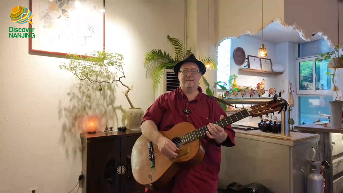A guitar brought Mr. Smith closer to Gaochun—and Gaochun made him feel at home. The retired American professor now explores its old streets by e-bike, performs at a local rice wine shop on weekends, and hopes to create music with local artists. Mr. Smith, welcome to Gaochun, China.