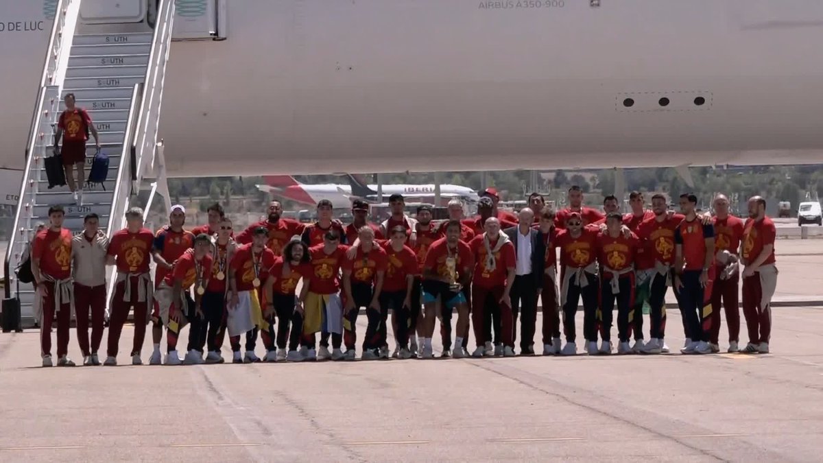 Spain have touched down in Madrid after winning the World Cup as the celebrations following their victory over Argentina continue🏆🇪🇸
