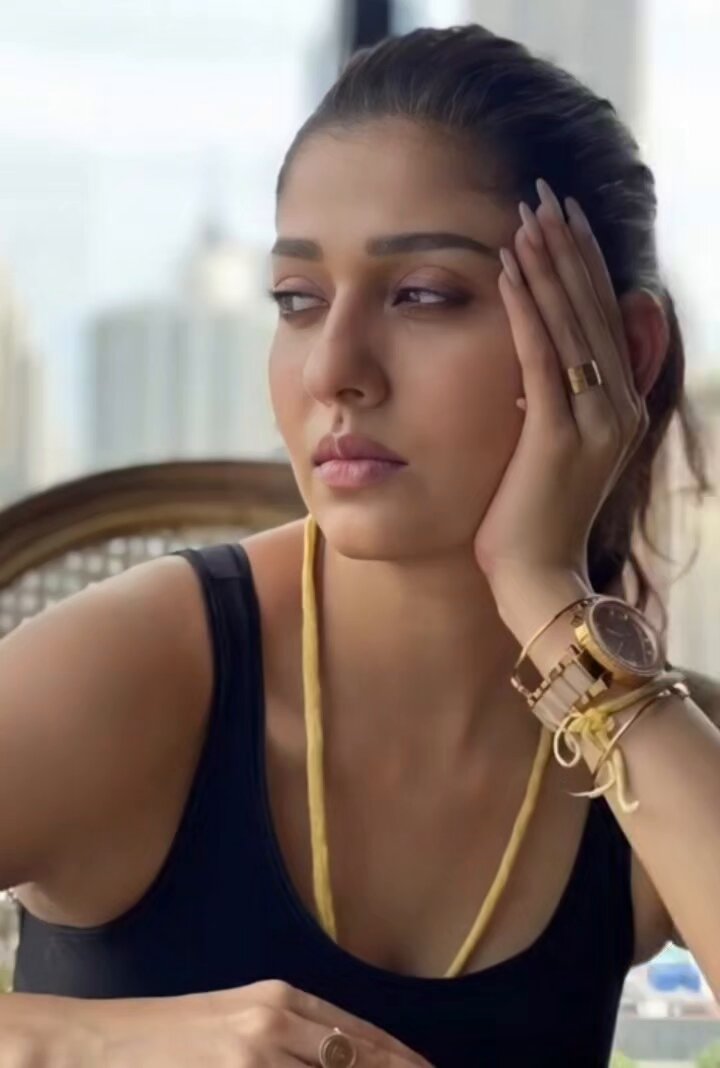 Nayanthara is semma droolworthy in all those traditional dresses as long as she doesnt show her teeth to smile. Despite liberal iduppu-show. Prabhu Deva and Simbu brought the shameless thevudiya in her out which vicky has bottled now !