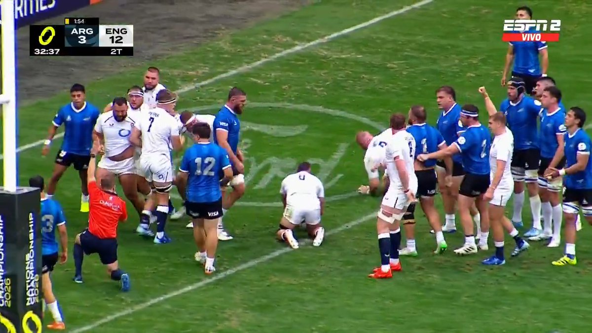 ❌ LA RIVALIDAD SE LES FUE A LA CABEZA. 😡 En la transmisión, se alcanzaron a ver los gestos de jugadores ingleses luego de un try, que provocaron a #LosPumas y al público argentino. Nations Championship 🗺️