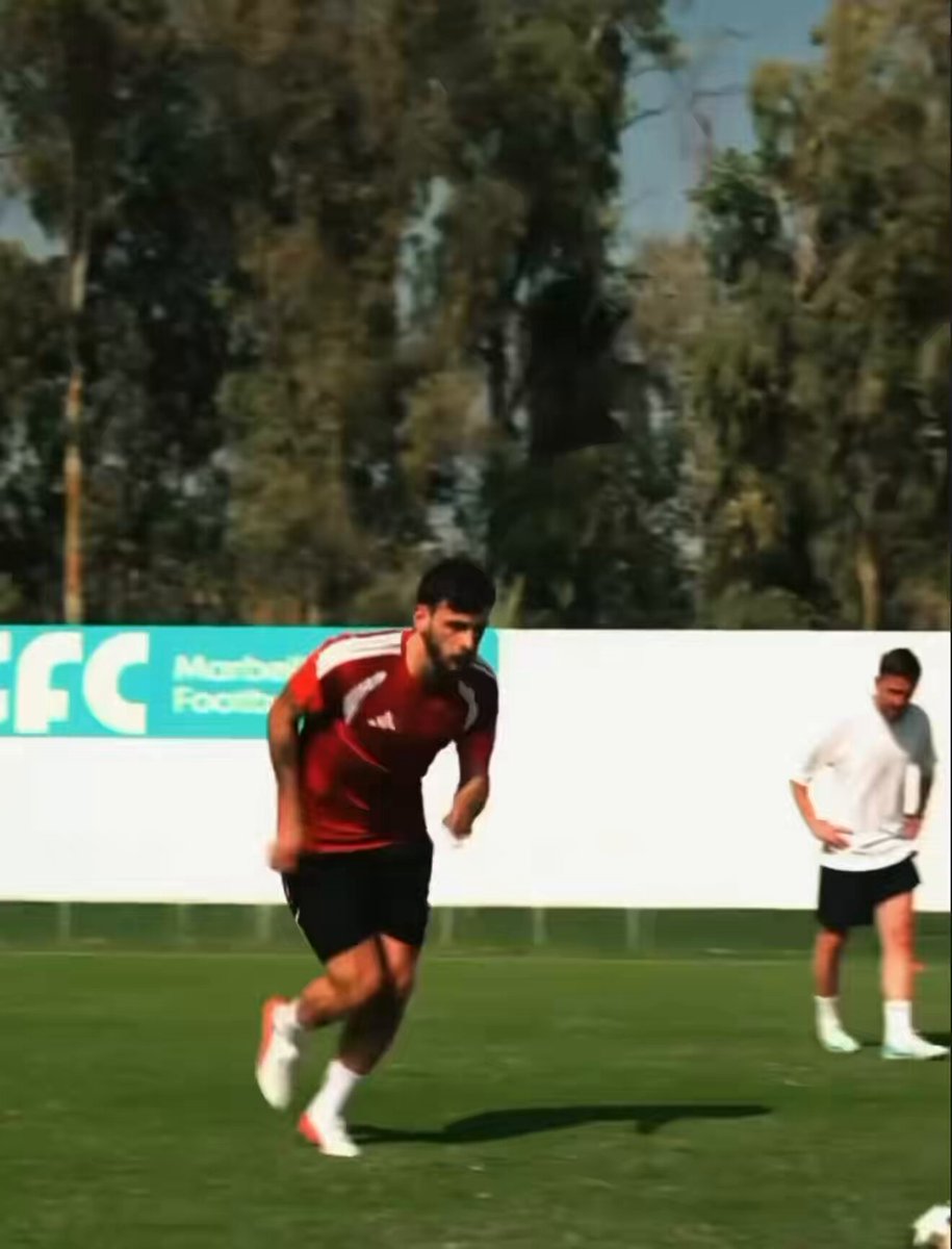 Kvaratskhelia a repris l’entraînement pendant ses vacances, il va nous faire une saison XXL ❤️💙