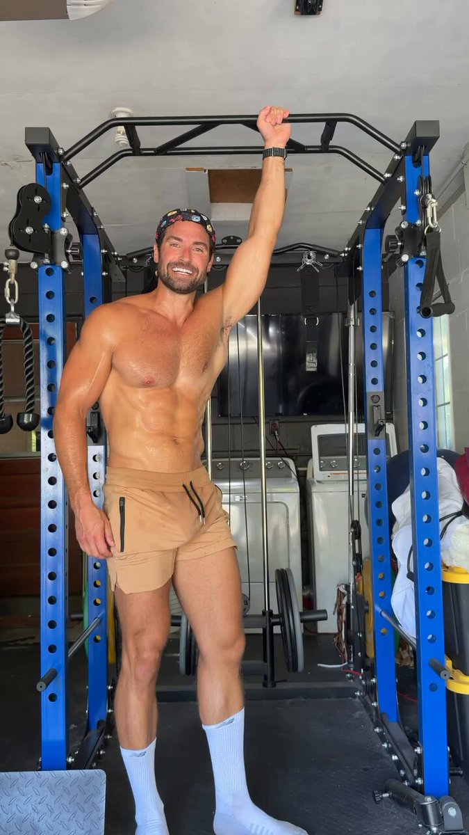 Always have fun 🤩 Bringing back this fun pull-up challenge! Never miss a Monday 💪🏽 #motivationmonday #fitness #workout #pullupchallenge