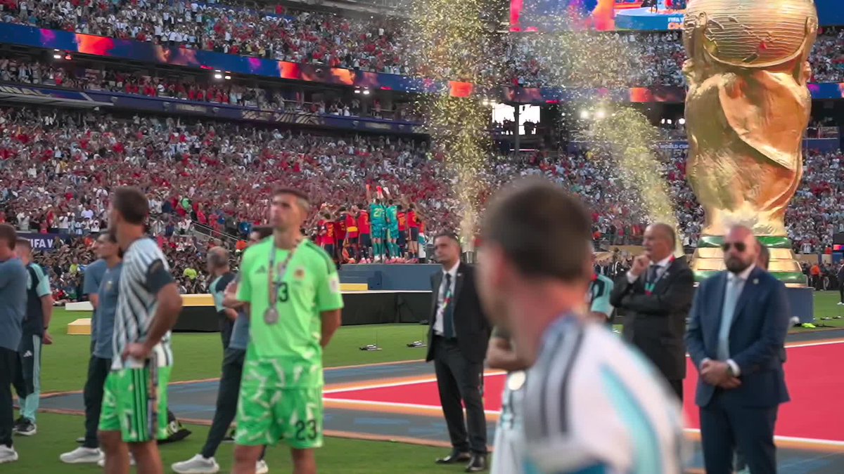 UNA DE LAS IMÁGENES MÁS FUERTES QUE NOS DEJÓ LA FINAL: Leo Messi mirando el momento que España levantaba la Copa del Mundo y con los ojos llenos de lágrimas. ⚽ #ESPNMundial 📺 Mirá los mejores partidos de la #FIFAWorldCup por ESPN, en el Plan Premium de #DisneyPlus